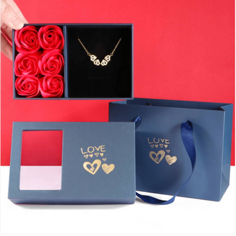 Náhrdelník Trevo de Coracao + krabička s 6 ružami